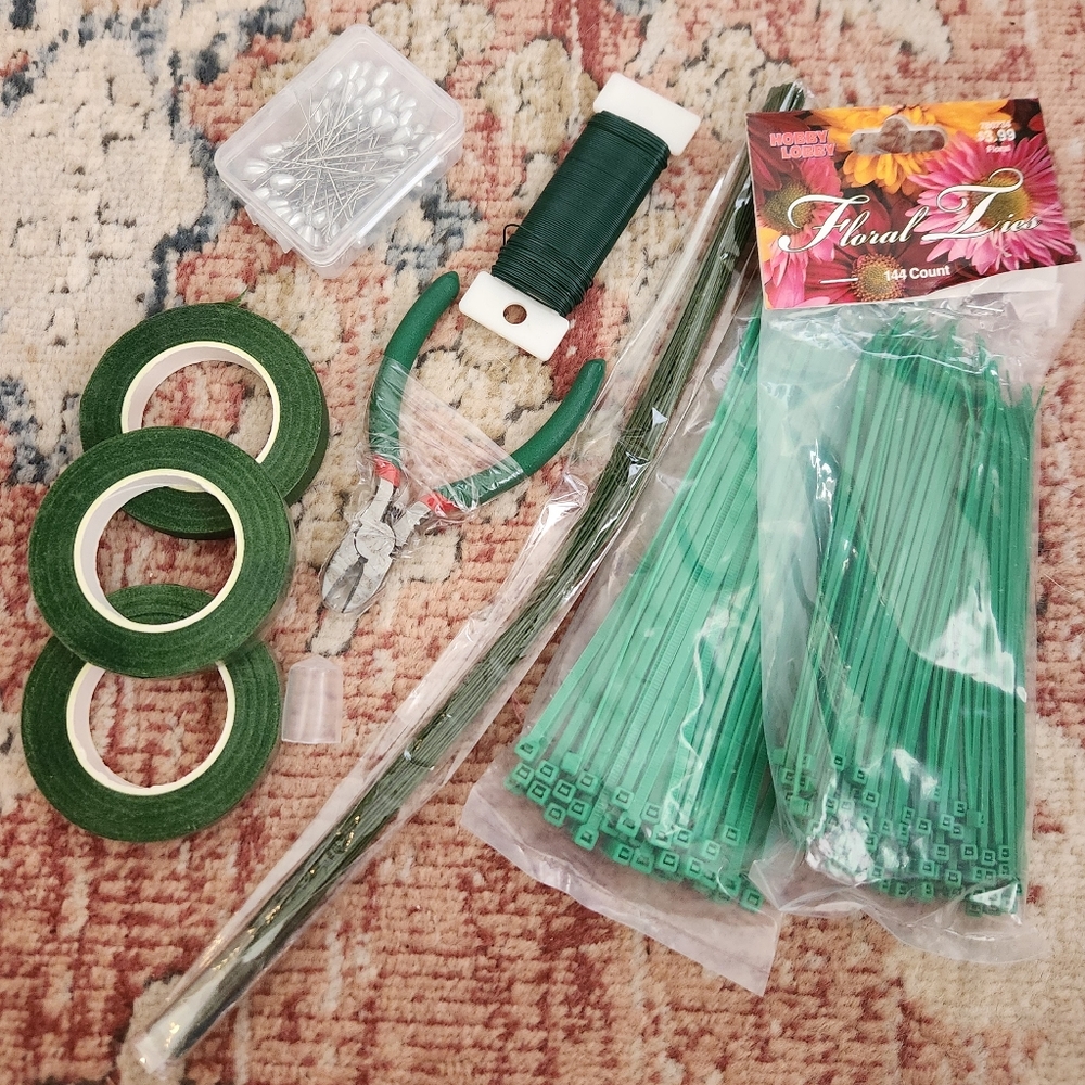 ☀️3/$15 Floral Arrangement Kit for wedding or crafts, fresh flower tools